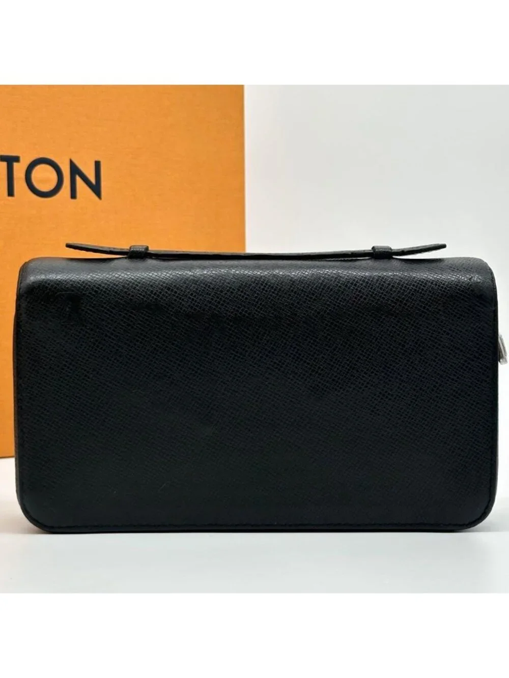 Louis Vuitton Zippy XL Taiga Black Round Wallet
